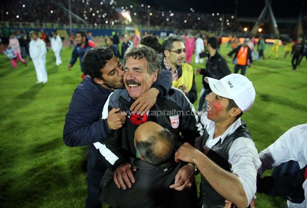 Fans mob Tractor Sazi head coach Toni Oliveira on May 15, 2015, moments before celebrations turned sour when they realised they had not won the Iranian Premier League title after all (AFP Photo/Omid Vahabzadeh)