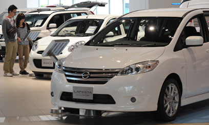People view displayed cars at the showroom of the Nissan headquarters in Yokohama, Japan/XINHUA