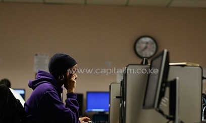 A woman using a computer/FILE