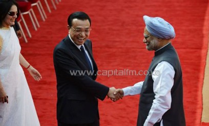 Indian prime minister Manmohan singh shaking hands/FILE