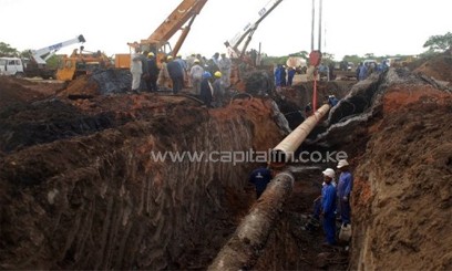 Workers repair the oil pipeline in the disputed Abyei area on June 14, 2013 after an explosion the previous day/AFP
