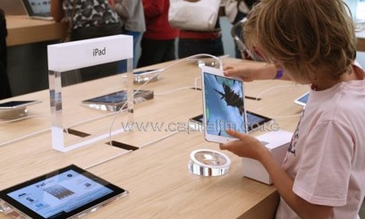 A child plays with an Apple's iPad Mini in a new Apple store on July 6, 2013 in Rosny-sous-Bois, near Paris/AFP