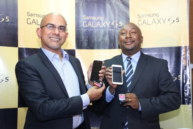 Samsung Electronics East Africa (SEEA), Director of Internet & Mobile Division, Manoj Changarampatt (left) and Vice President of SEEA, Robert Ngeru (right) display the new Galaxy S5 together with the new Samsung Gear during the launch of the fifth generation Galaxy S series