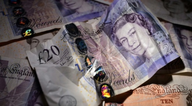 The pound plunged 2% in early exchanges as dealers rushed into assets considered safe, such as the yen and gold/AFP