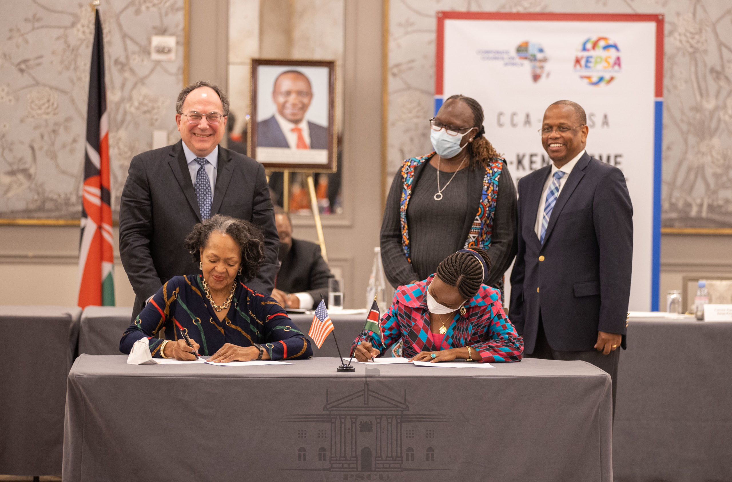 President Uhuru Kenyatta witnesses the signing of the agreement by Kepsa CEO Carol Kariuki and CCA President Florizelle Liser. 