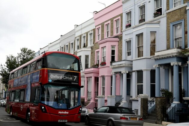 UK jobs market continues to weaken