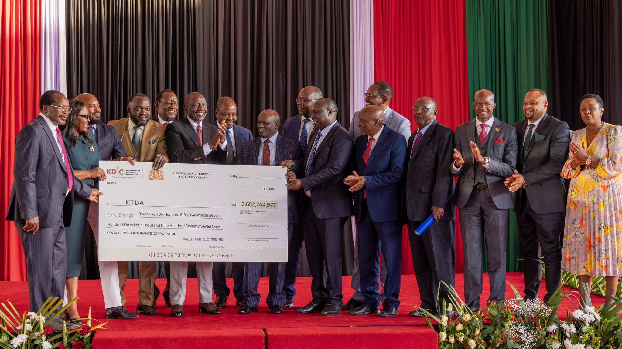 Ruto hands over Sh2.6bn to tea farmers hit by bank collapses