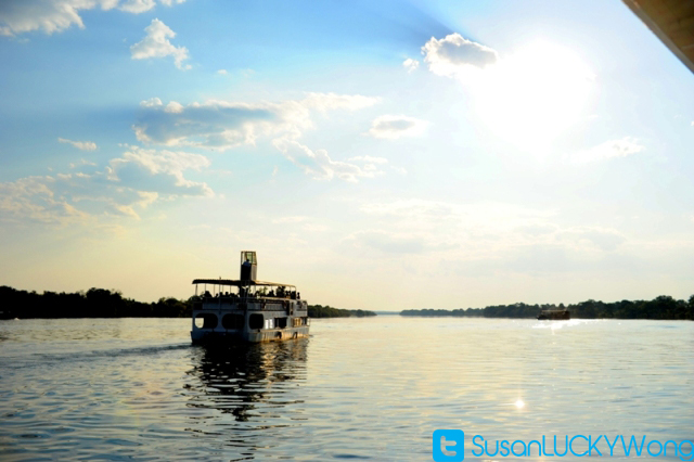 Sunset cruise on Zambezi River photgraphed by Susan Wong 2013 4