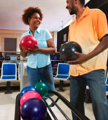 black-couple-bowling-371x414