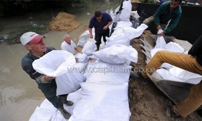 Volunteers use sandbags to build a temporary dam in downtown Budapest/AFP