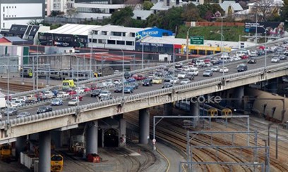 Motorists face gridlock on Wellington roads as people flee the city after a 6.5 earthquake hit central New Zealand on August 16, 2013/AFP