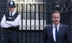 British Prime Minister David Cameron leaves 10 Downing Street in central London on September 4, 2013/AFP