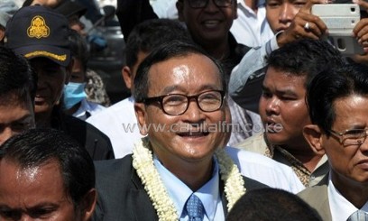 Sam Rainsy (C), leader of the opposition Cambodia National Rescue Party on a street in Phnom Penh on August 16, 2013/AFP