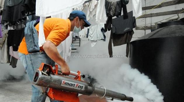 Honduran health staff fumigate against the Aedes aegipti mosquito, which carries dengue fever, in Tegucigalpa on July 31, 2013 as the government declared a national state of emergency because of a dengue epidemic/AFP