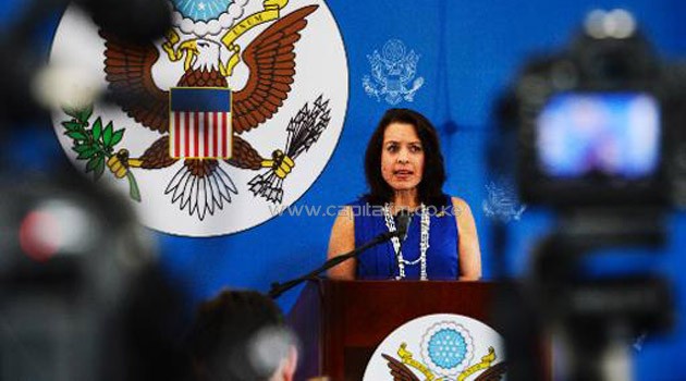 The business manager of the embassy of the United States in Venezuela, Kelly Keiderling, speaks during a press conference in Caracas on October 1, 2013/AFP