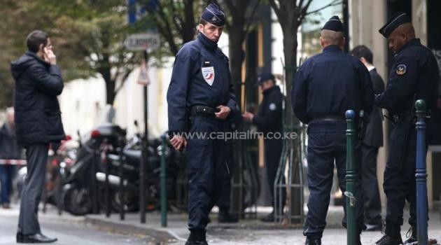 French police stand guard outside the headquarters of the left-wing newspaper 'Liberation' in Paris, on November 18, 2013/AFP