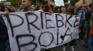 Protestors hold a banner reading "Priebke executioner" during the funeral of Nazi war criminal Erich Priebke in Albano Laziale near Rome on October 15, 2013/AFP