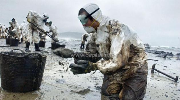 File picture shows volunteers cleaning the oil-polluted Nemina beach on December 1, 2002, after the tanker Prestige spilled 50,000 tonnes of fuel off the Spanish coast/AFP
