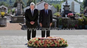 French President Francois Hollande (L) and German counterpart Joachim Gauck pay respects after laying a wreath on September 4, 2013 at the cemetery in Oradour-sur-Glane, France/AFP