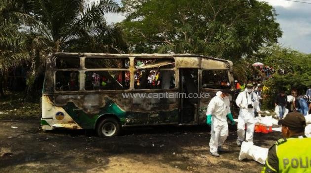 Police stand alongside recovered bodies of children who died in a burned bus in Fundacion, northern Colombia, on May 18, 2014/AFP
