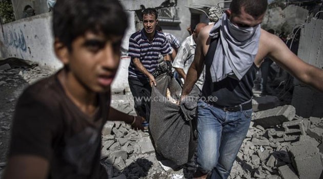Palestinians recover the body of a man killed when his home was hit the previous night by Israeli fire in the Beit Hanun district of Gaza, on July 26, 2014 © AFP