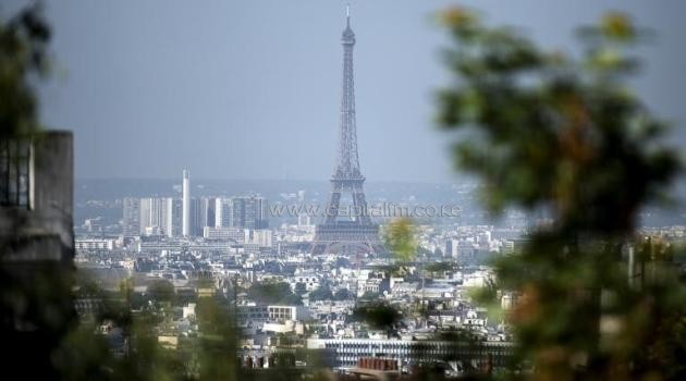 Kalashnikov-wielding robbers have attacked the motorcade of a Saudi prince in Paris, making off with 250,000 euros in cash and reportedly stealing "sensitive" documents, French police say/AFP