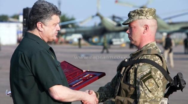 Picture released on September 8, 2014 by the Ukrainian Presidential Press Office shows Ukrainian President Petro Poroshenko presenting military awards in the gounds of Mariupol airport/AFP