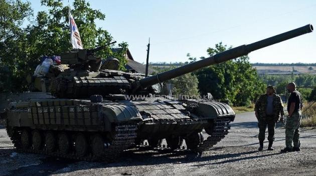 Pro-Russian fighters stand by a T-64 tank in Starobesheve, southeast of Donetsk, on August 31, 2014/AFP