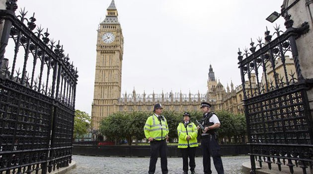 Police officers stand guard outside the Houses of Parliament in central London on September 26, 2014/AFP