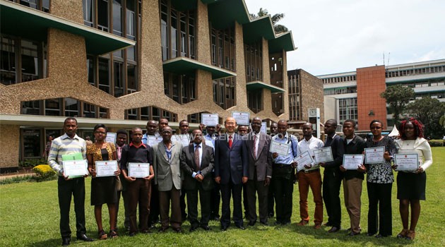 Ambassador Liu awarded certificates and funds to the second recipients of the "Annual Chinese Ambassador" scholarships.