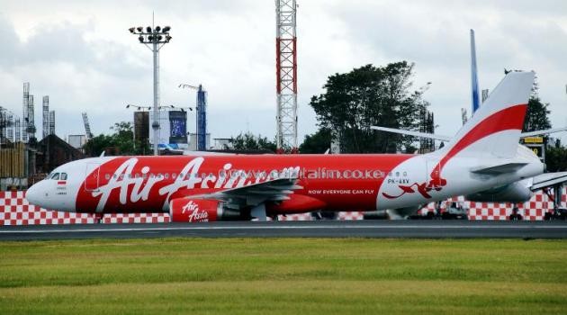 An AirAsia plane with 162 people on board went missing en route from Indonesia to Singapore Sunday morning, officials and the airline say/AFP
