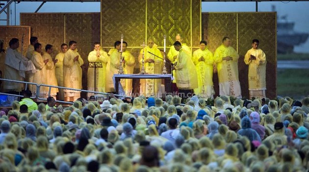 Pope Francis (C) holds a holy mass in Tacloban, on January 17, 2015/AFP