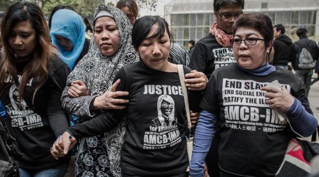 Indonesian former maid Erwiana Sulistyaningsih (C) leaves the court of justice in Hong Kong on February 10, 2015 after her employer was convicted of beating and starving her in a "torture" case that sparked international outrage/AFP