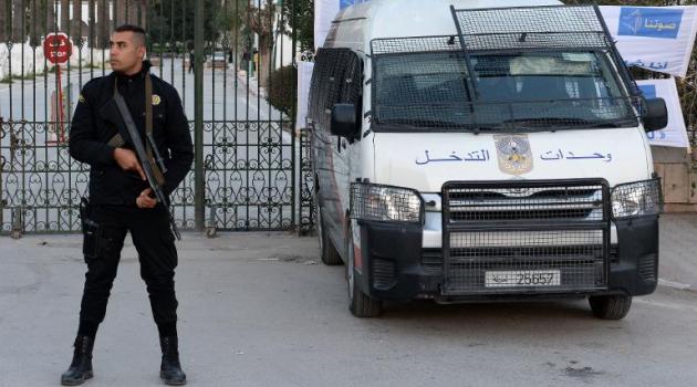 A Tunisian policeman stands guard in front of the Bardo National Museum on March 23, 2015 in Tunis/AFP