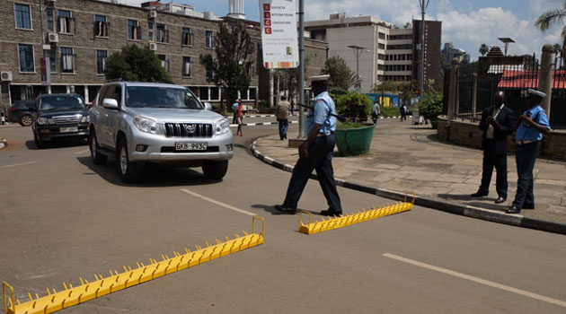 Only drivers entering Parliament and government offices were allowed to drive their vehicles past the double roadblock/MUTHONI NJUKI
