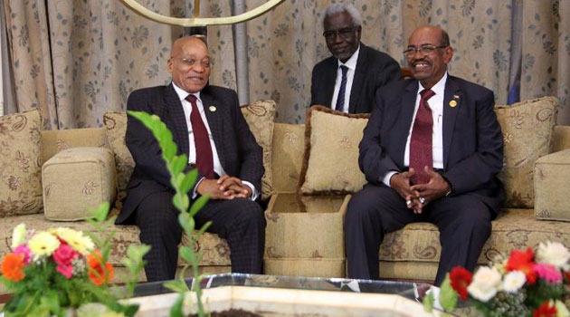 Omar al-Bashir (right) meets with South African President Jacob Zuma in Khartoum on January 31, 2015 © AFP