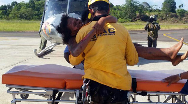 Nelly Murillo is put on a trolley as she and her baby arrive in Quibdo, Choco department in Colombia on June 24, 2015, after the light aircraft in which they were travelling crashed four days earlier in the forest/AFP