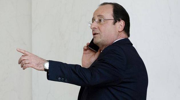 French president Francois Hollande makes a phone call at the Elysee palace on April 29, 2014 in Paris/AFP 