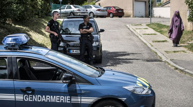 Police carry out a search at the home of a suspect in the Moines neighborhood of Saint-Quentin-Fallavier, near Lyon, France, on June 26, 2015, after a suspected Islamist assault on a nearby gas factory/AFP