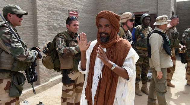 A man welcomes French soldiers from the 93rd Mountain Artillery Regiment on June 2, 2015 in Douekire in Timbuktu region, northern Mali  © AFP/File