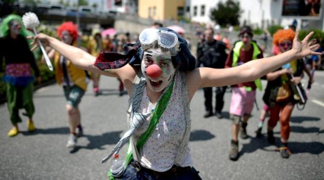 An anti-G7 protester gestures during a rally in Garmisch-Partenkirchen, southern Germany on June 6, 2015, ahead of the G7 summit/AFP 