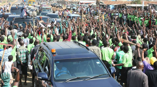The jubiliant youths – working under the project in Obunga informal settlement in Kisumu County – lined up the road to thank the President for the project that is earning them a livelihood. 