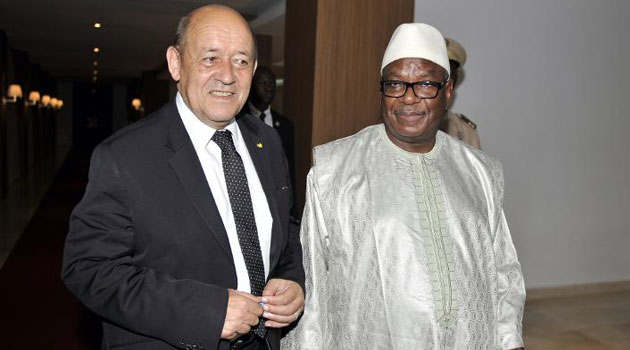 French Defence Minister Jean-Yves Le Drian (L) and Malian President Ibrahim Boubacar Keita, pictured after a meeting in Bamako, on June 22, 2015 © AFP