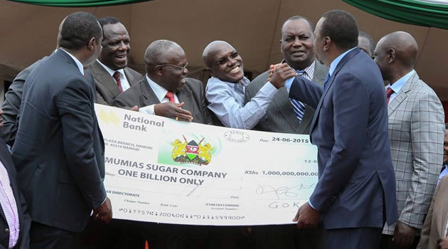 The President shakes hands with Western Kenya leaders as he handed over a Sh1bn cheque for revival of Mumias Sugar Company. Photo/ PSCU