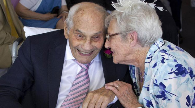 Doreen Luckie (R), aged 91, and George Kirby (L), aged 103, talk as they sign the registry book during their wedding ceremony in Eastbourne, on the English south coast, on June 13, 2015 © AFP