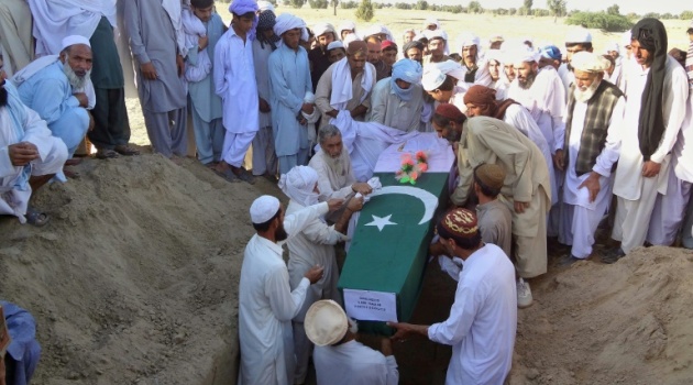 Pakistani tribesmen bury a soldier who was killed in clash with militants during a clearance operation in North Waziristan, on November 10, 2014 during a funreal ceremony in Abba Khel/AFP  