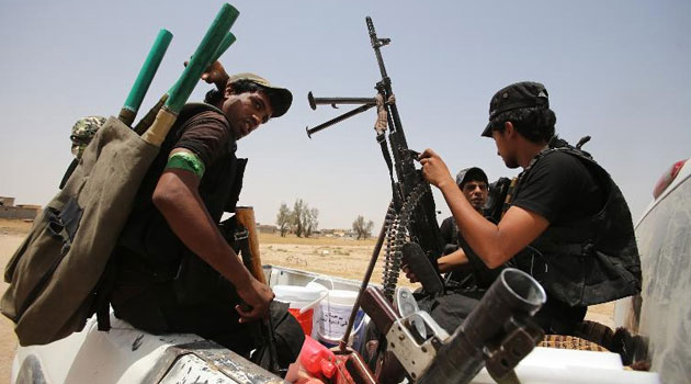 Iraqi Shiite fighters are seen in the city of Baiji, north of Tikrit, as they fight alongside Iraqi forces against the Islamic State (IS) jihadist group, on June 9, 2015 © AFP