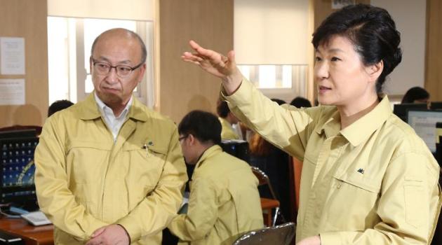 South Korean President Park Geun-Hye talks to Health Minister Moon Hyong-Pyo as she visits the Health and Welfare Ministry in Sejong, south of Seoul, on June 17, 2015/AFP  