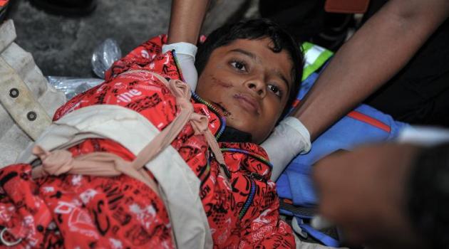 Members of Malaysian rescue team attending to an injured Singaporean student after an earthquake in Kundasang, a town in the district of Ranau/AFP  