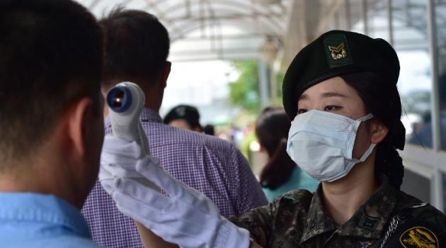 South Korean soldiers check the body heat of visitors entering the Defence Ministry in Seoul on June 9, 2015 amid fears over the spread of the MERS virus/AFP  